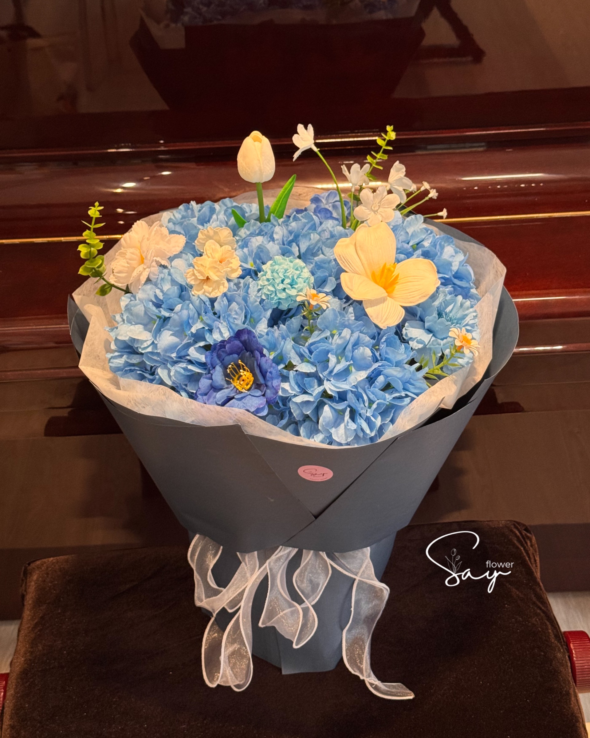 Bó Tú Cầu lụa mix hoa sáp