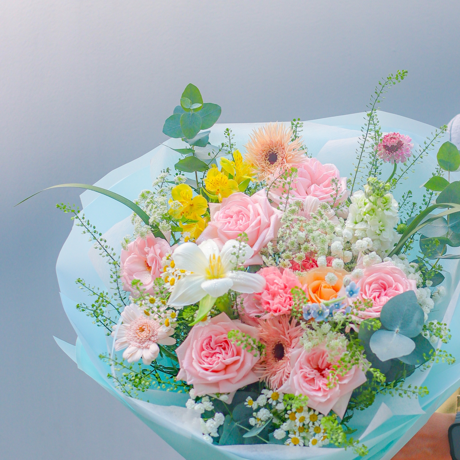 Bó hoa mix tone hồng giấy xanh 2