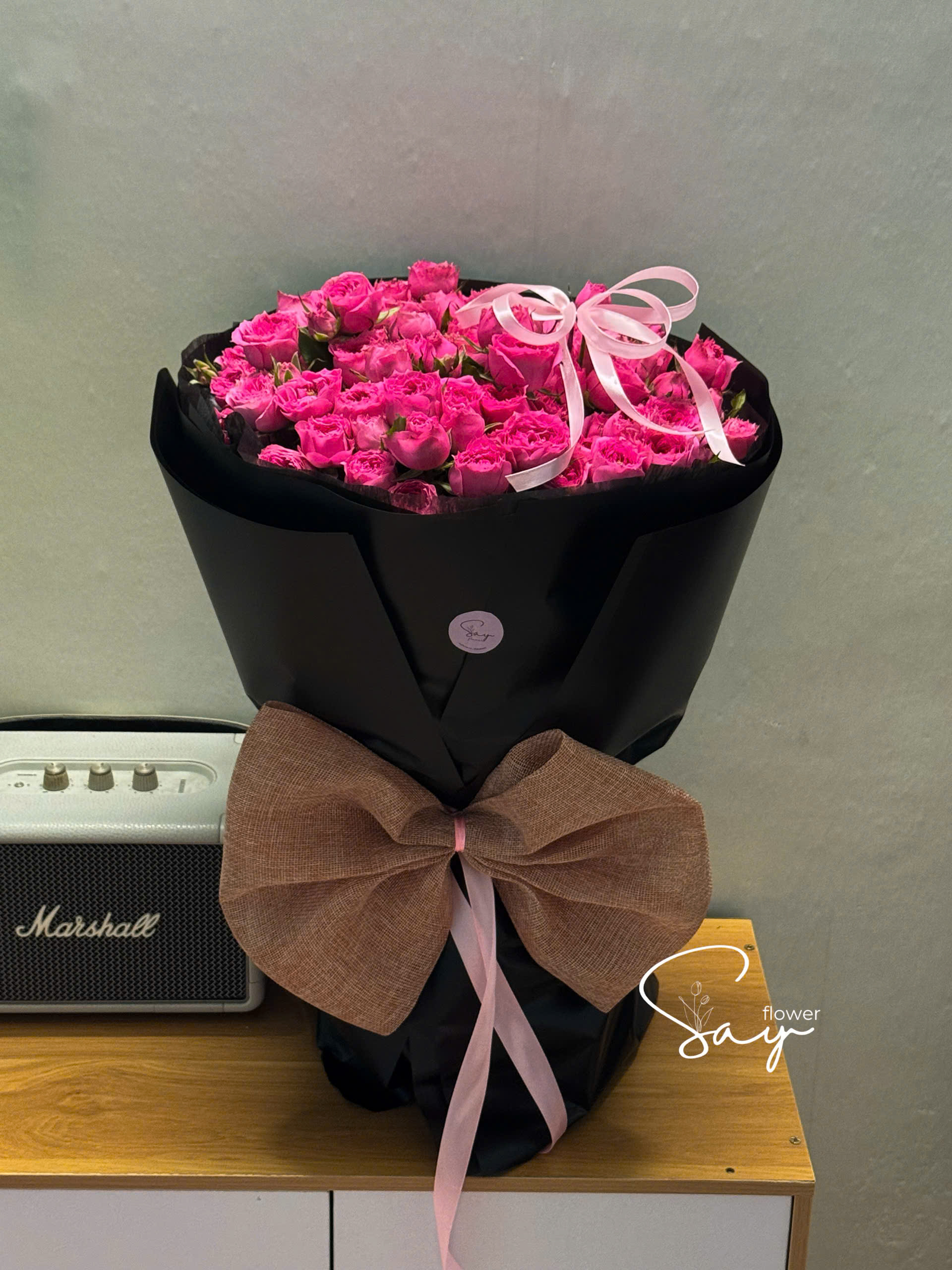 Sophia giấy đen bó tròn nơ bự